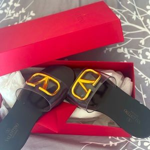 💯 authentic Valentino flats sandals